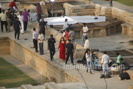 Shah Rukh and Mahira Khan shooting pic 04